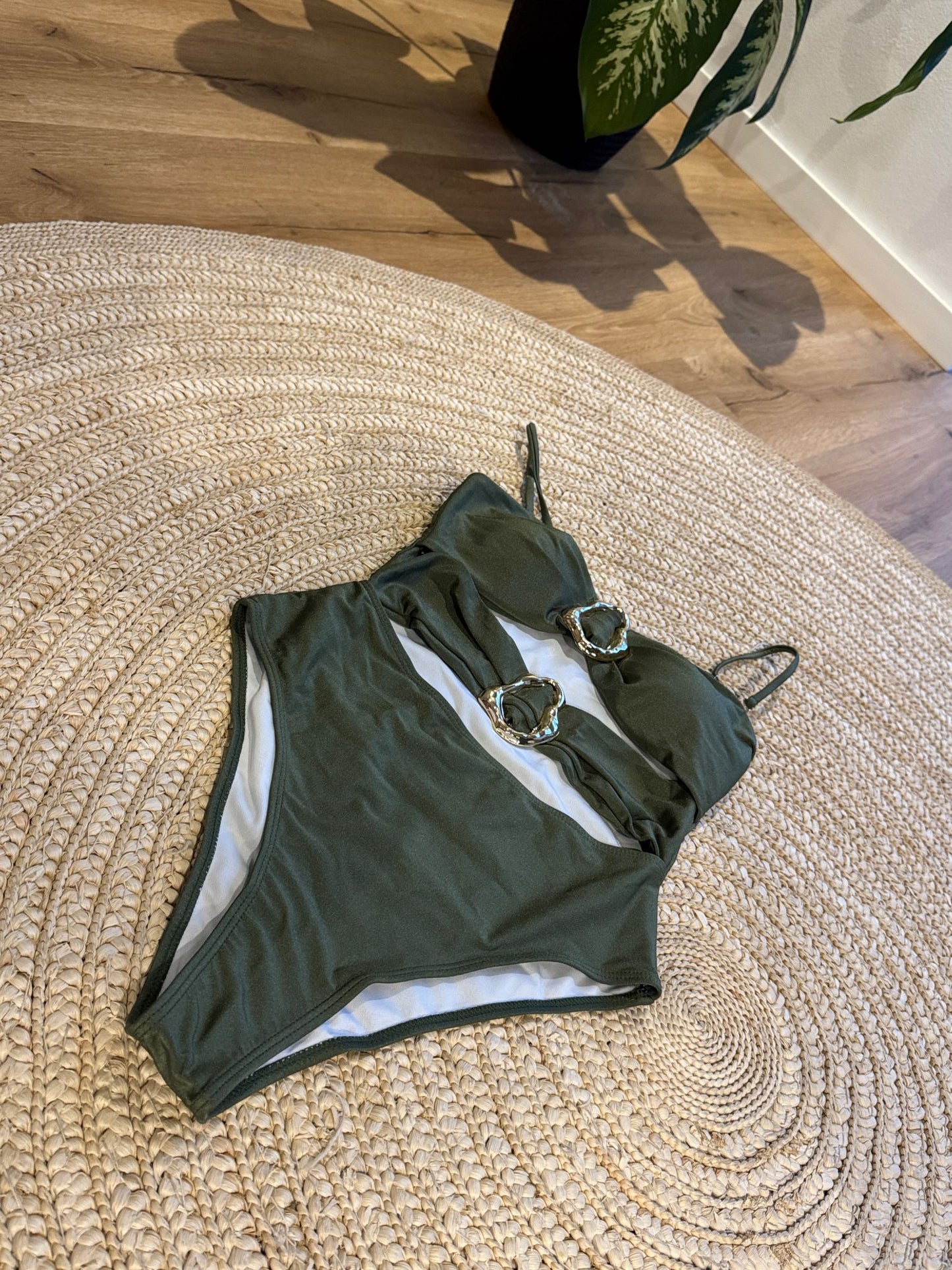 Elegância Tropical – Fato de Banho Verde com Detalhes Dourados
