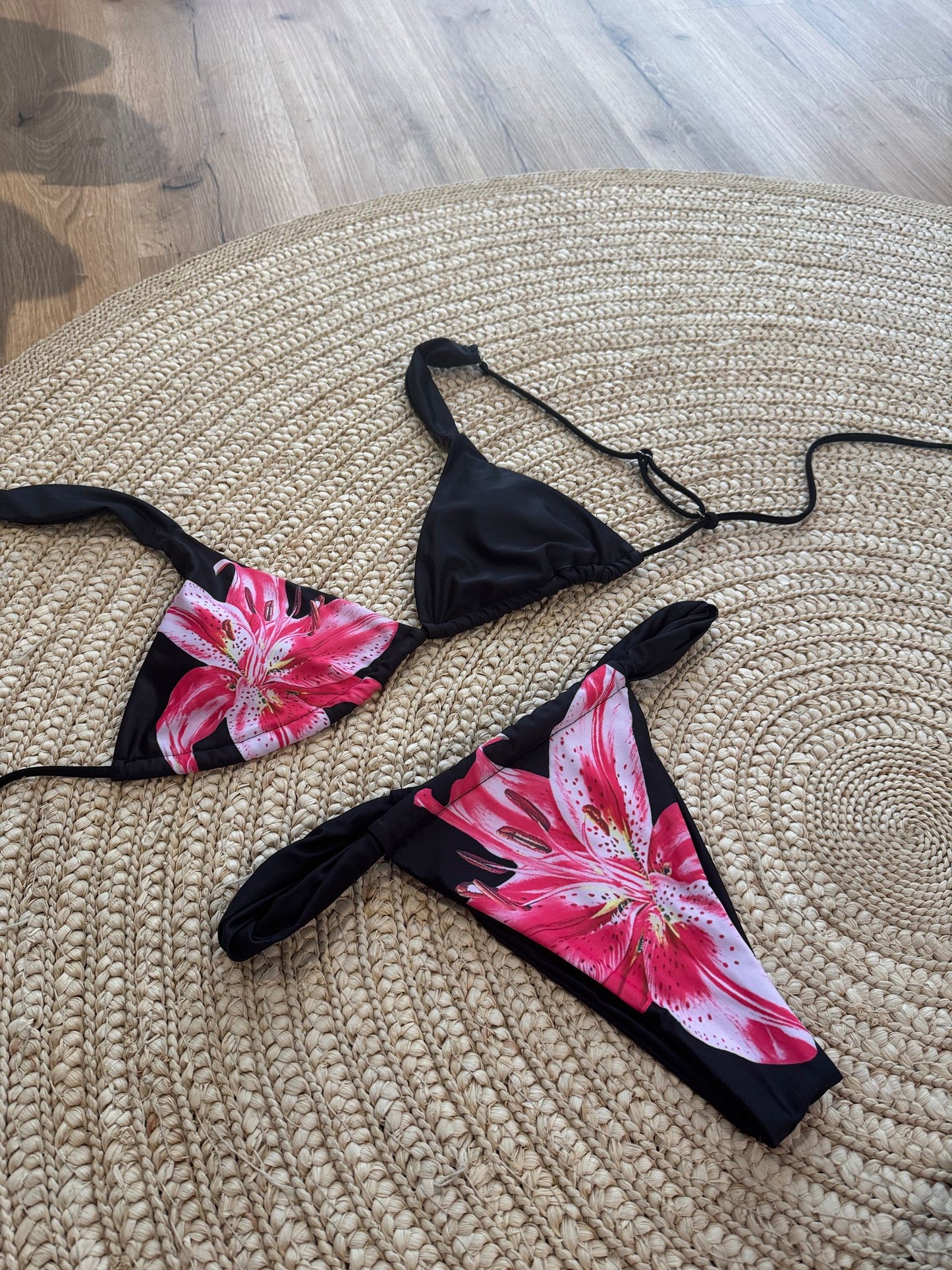 BiquÃni preto com estampa floral rosa