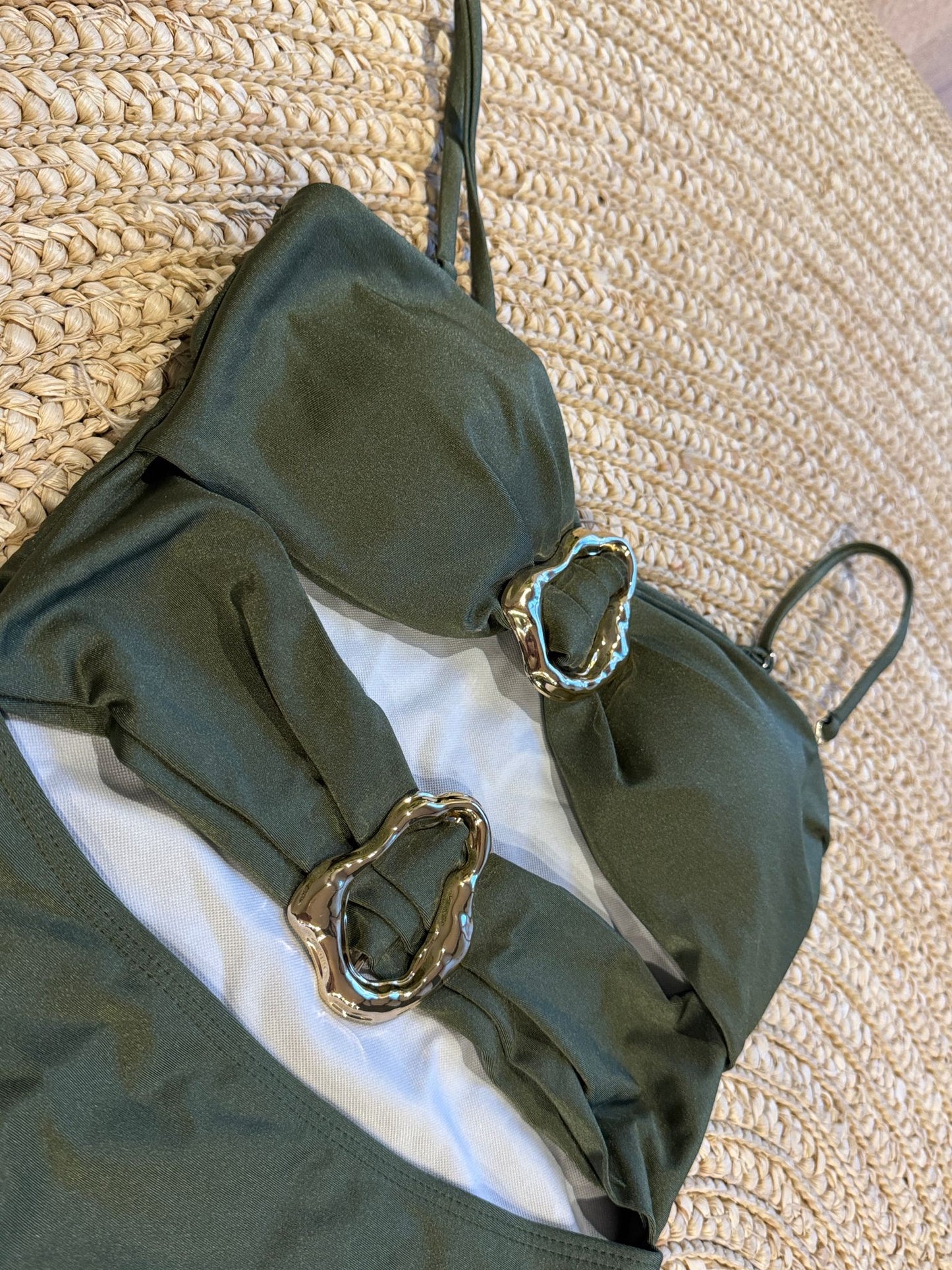 Elegância Tropical – Fato de Banho Verde com Detalhes Dourados