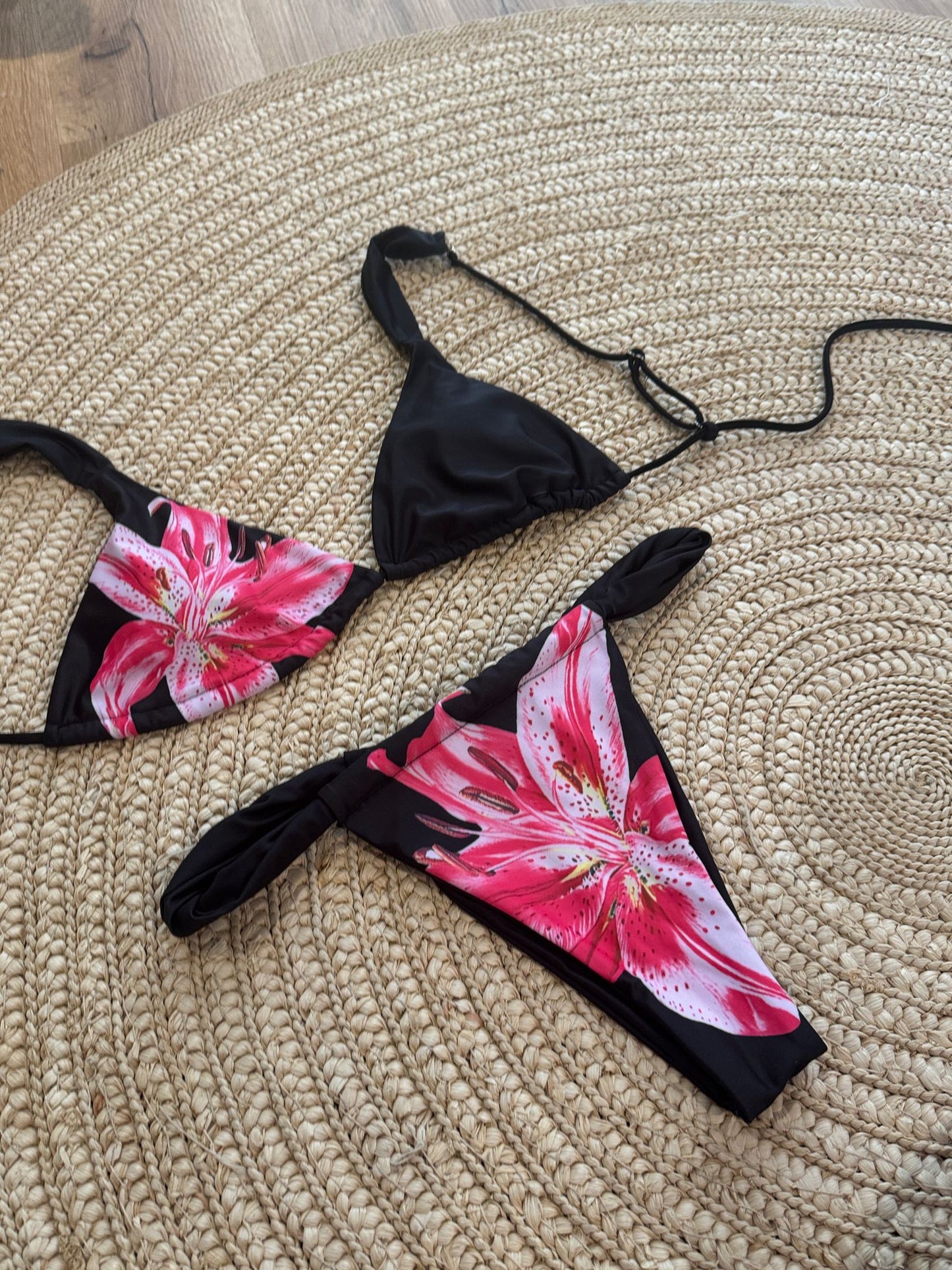 Biquíni preto com estampa floral rosa
