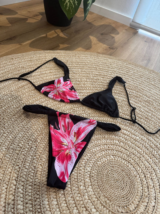 Biquíni preto com estampa floral rosa