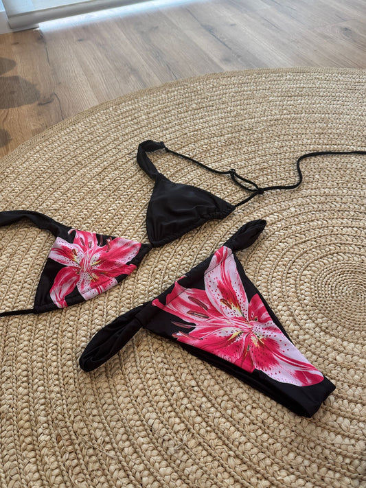 Biquíni preto com estampa floral rosa