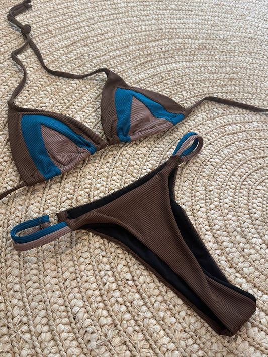 Biquíni marrom com recortes em azul e taupe